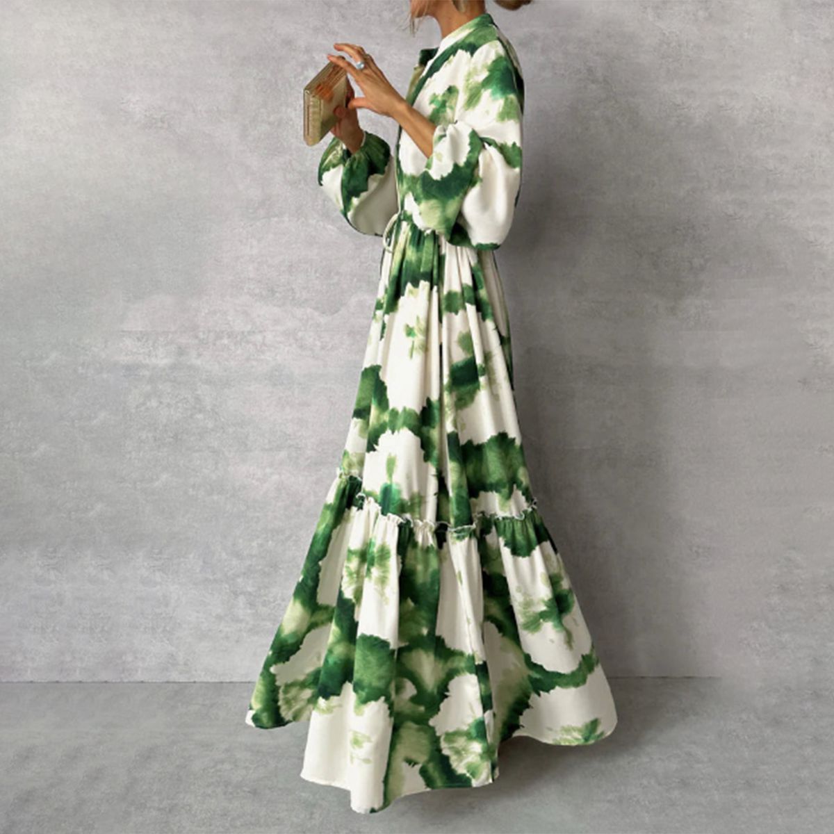 LM | Green maxi dress with long sleeves and a pointed neckline