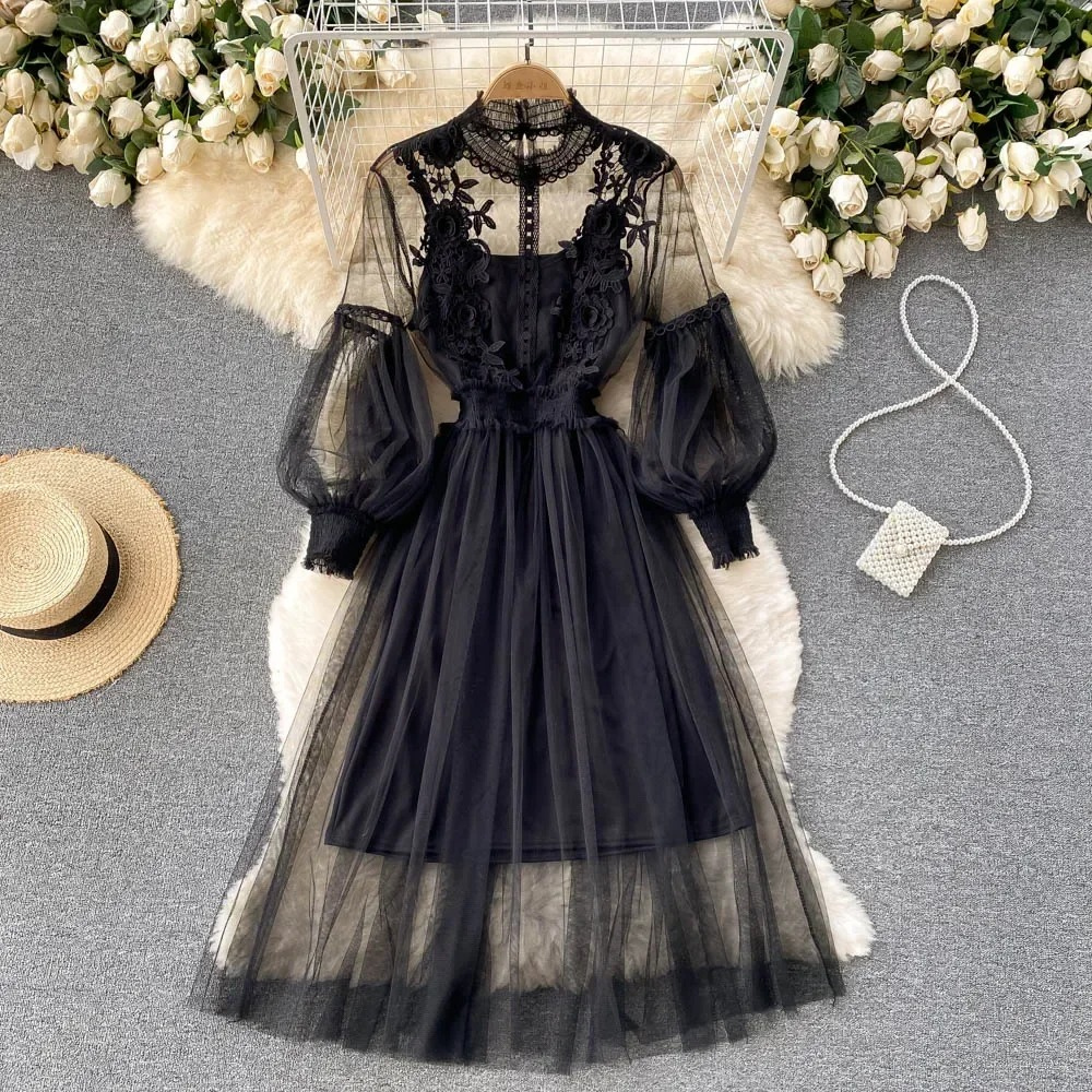 LM | Stylish dress with floral motif and lantern sleeves