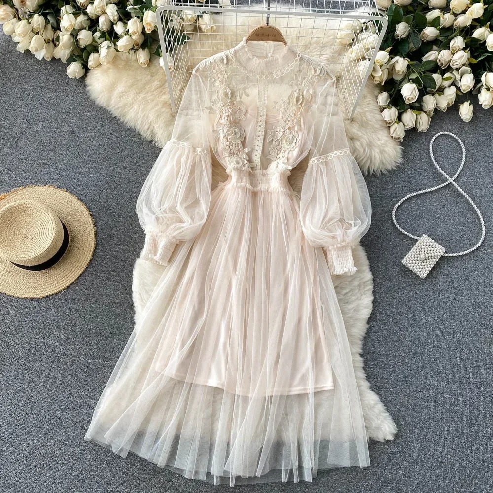LM | Stylish dress with floral motif and lantern sleeves