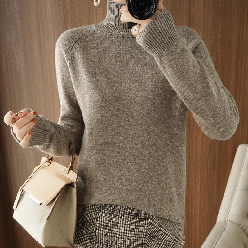 LM | Classic, casual turtleneck sweater for women