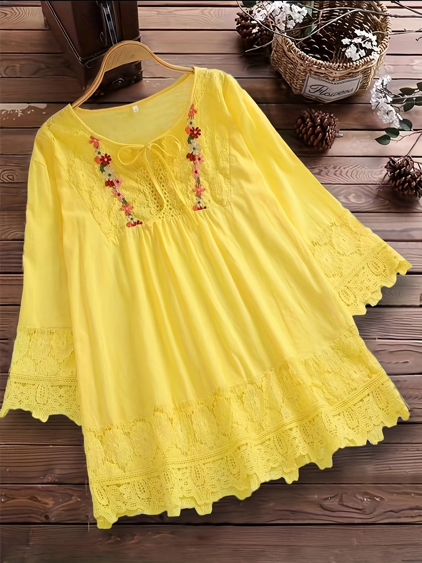 TS | Elegant blouse made from sophisticated lace
