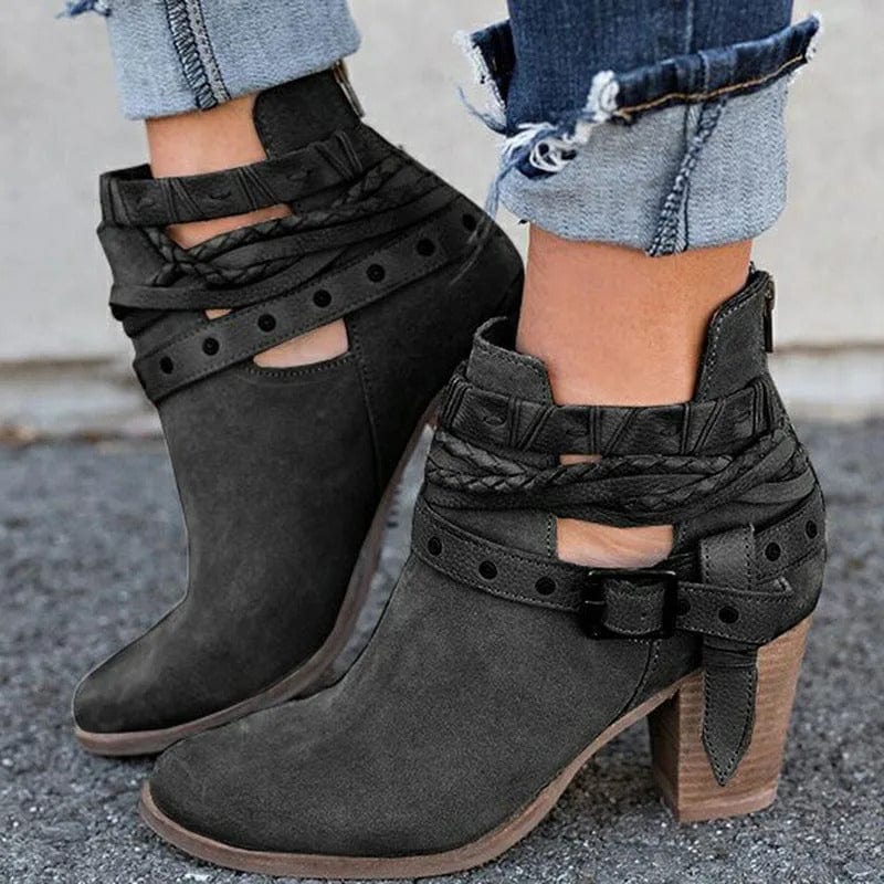 LM | Fashionable women's boots with buckle