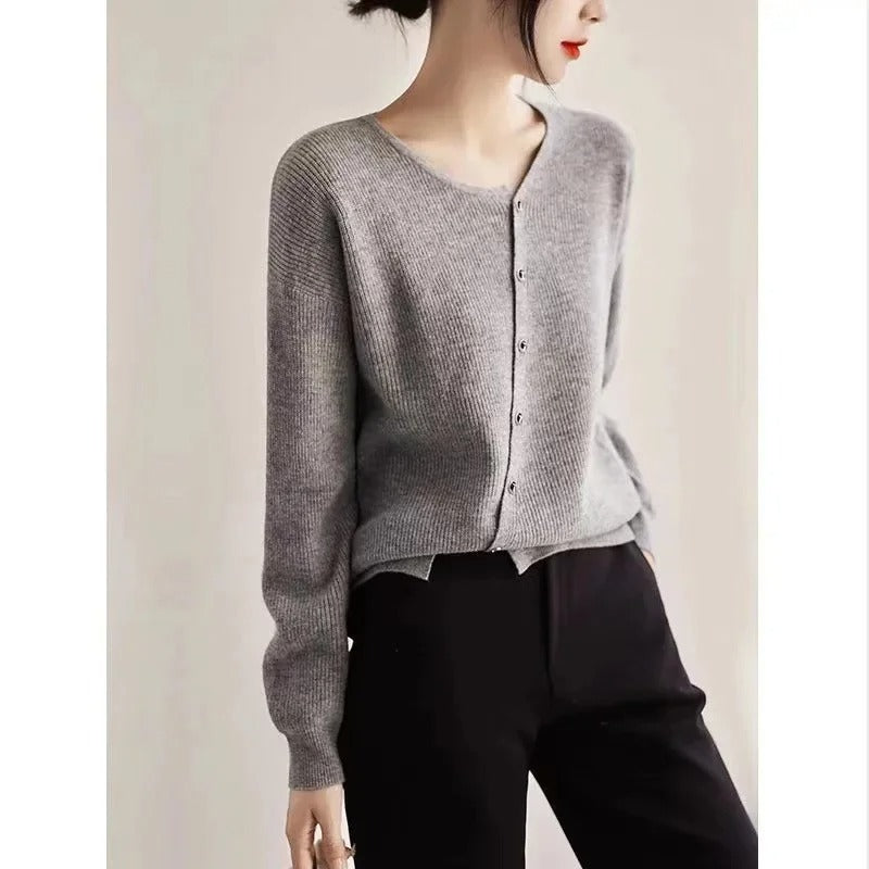 MB | Asymmetrischer Strickpullover mit Knopfleiste