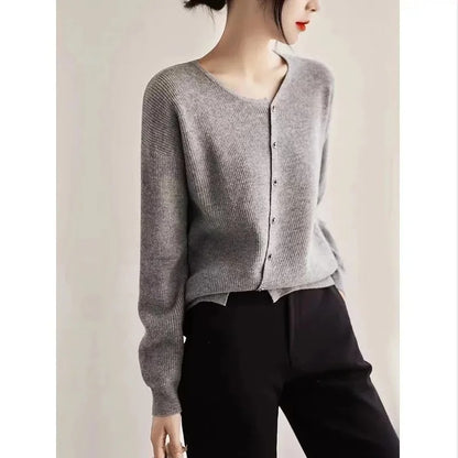 MB | Asymmetrischer Strickpullover mit Knopfleiste