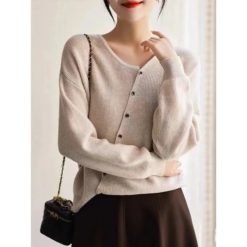 MB | Asymmetrischer Strickpullover mit Knopfleiste