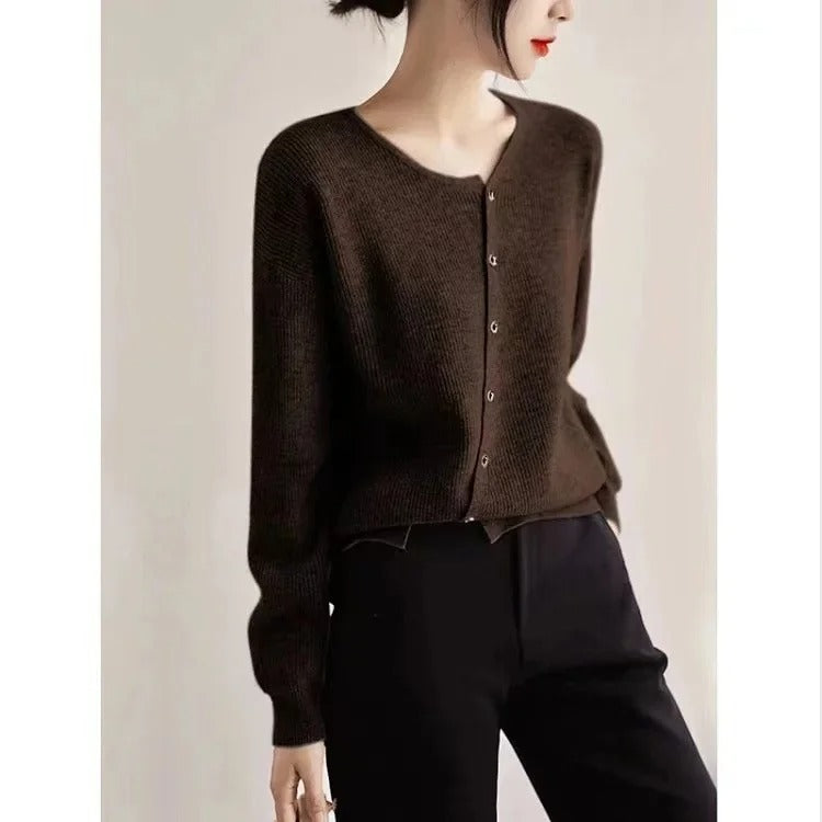 MB | Asymmetrischer Strickpullover mit Knopfleiste