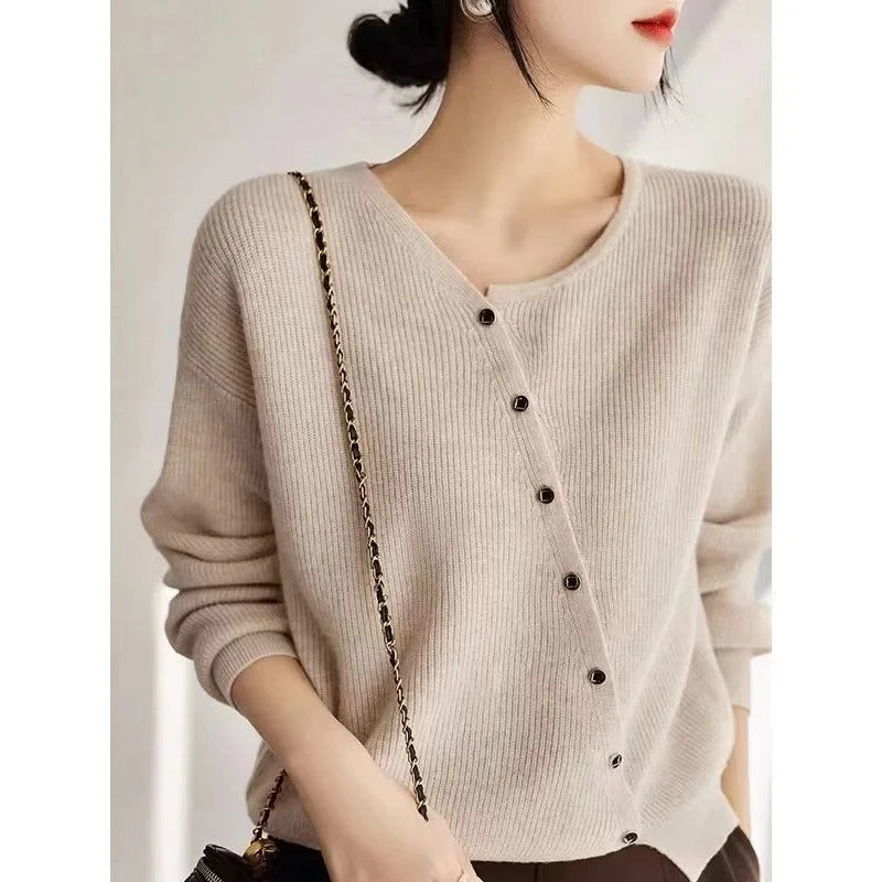 MB | Asymmetrischer Strickpullover mit Knopfleiste