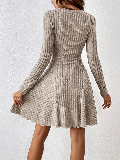LM | Flowing dress with long sleeves and an elegant, fashionable cut