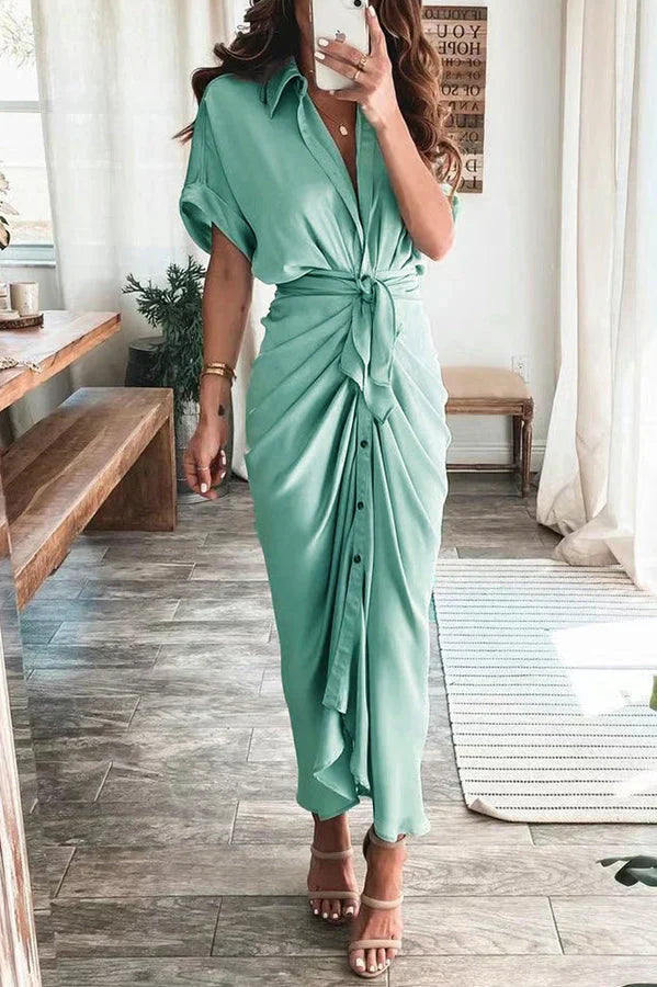 LM | Beautiful satin dress with buttons and veil
