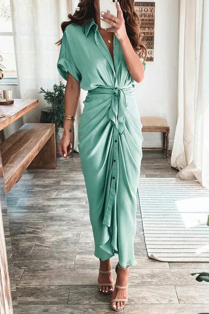 LM | Beautiful satin dress with buttons and veil
