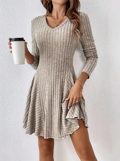 LM | Flowing dress with long sleeves and an elegant, fashionable cut